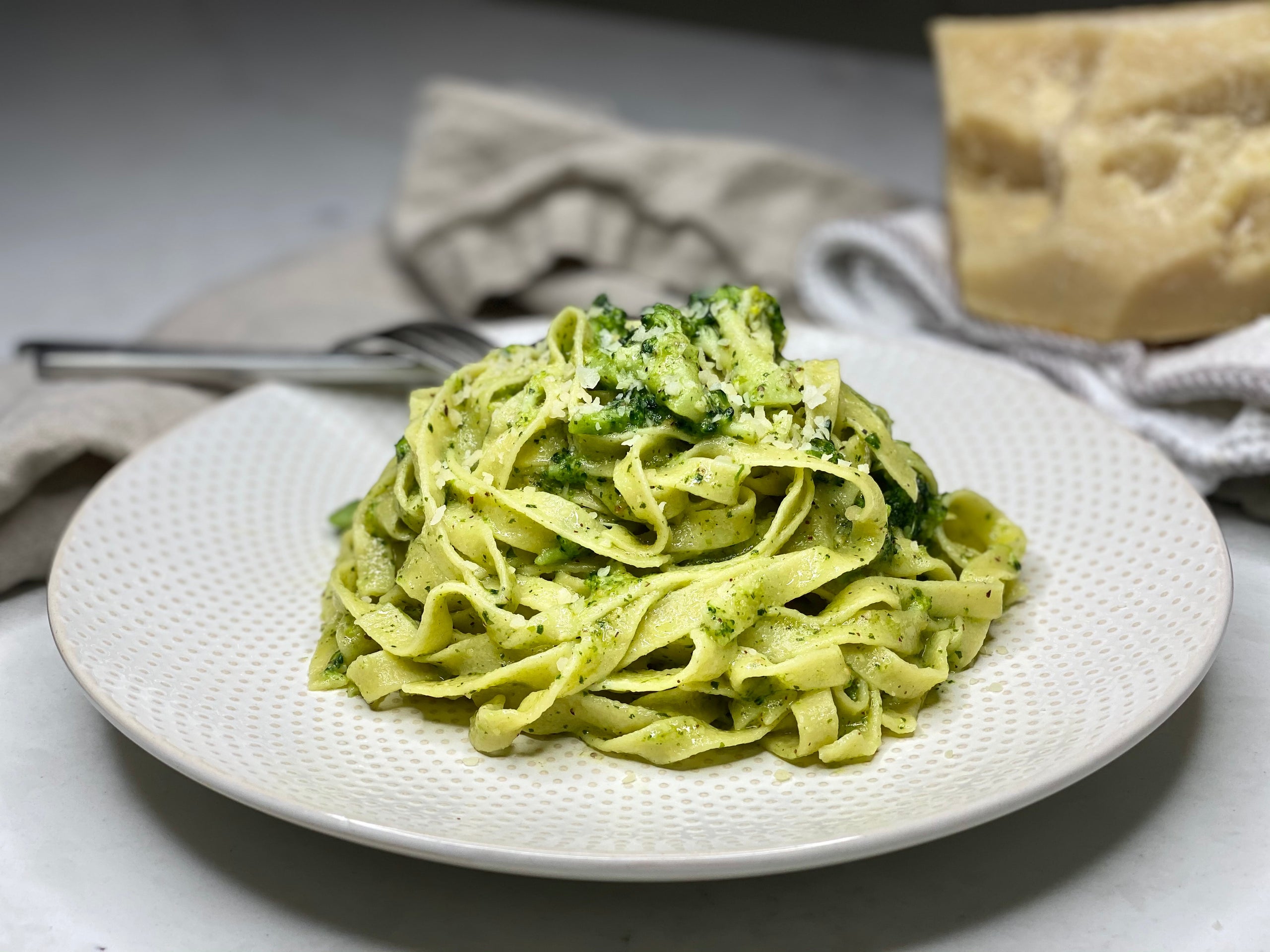 Mezze penne integrali con pesto di lenticchie e foglie di sedano -  Diversamentelatte